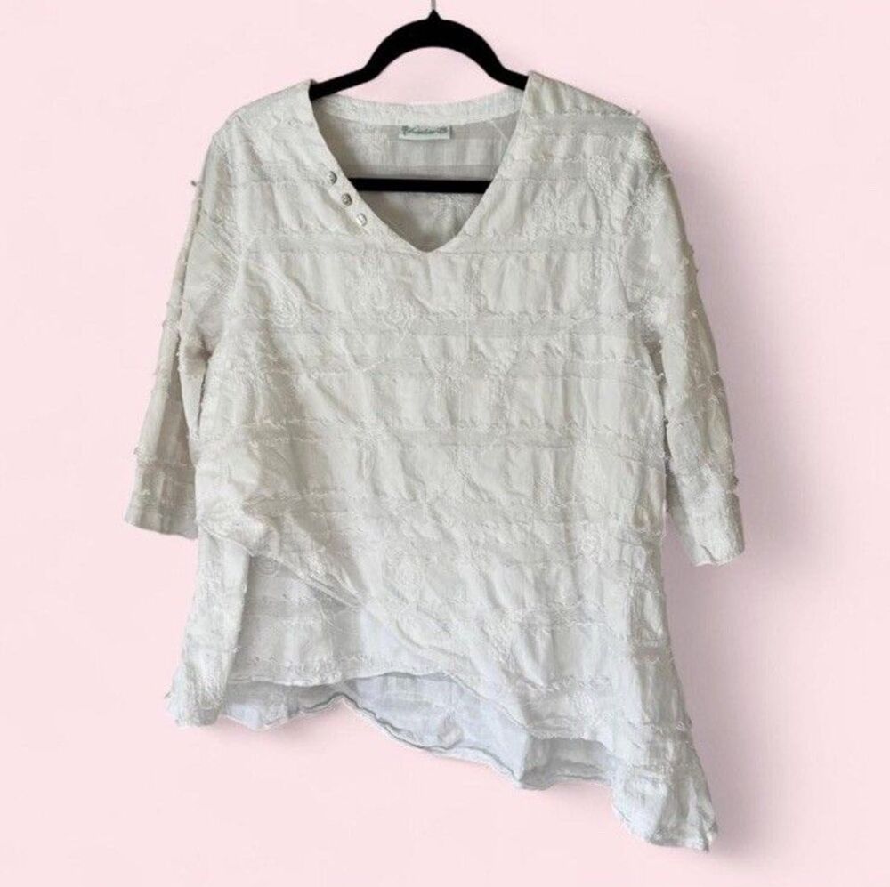 Lulu-B White floral blouse with button detail and ruffle hem M/L Medium/Large